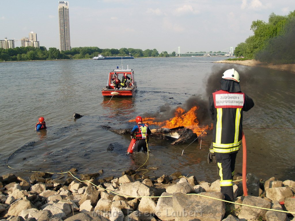 Kleine Yacht abgebrannt Koeln Hoehe Zoobruecke Rheinpark P122.JPG